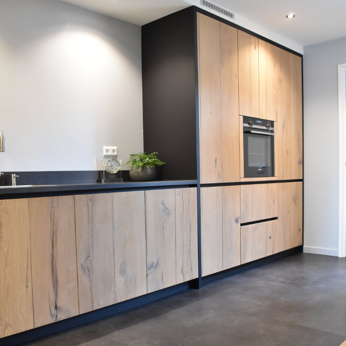 Stoere houten keuken met zwarte accenten