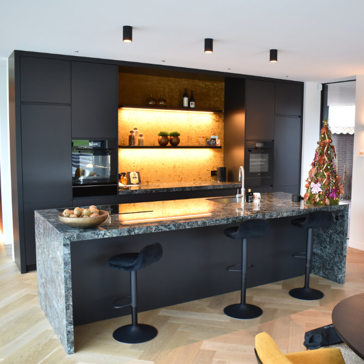 Stijlvolle op kleur gespoten greeploze keuken 